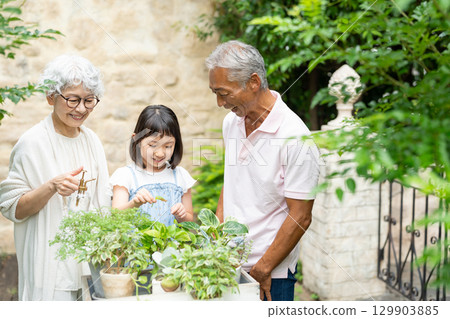 老年夫婦與孩子園藝 129903885