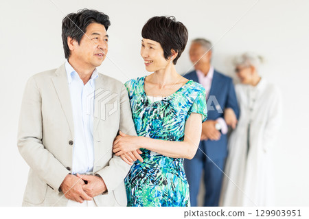 微笑的老年夫婦，老年夫婦 129903951