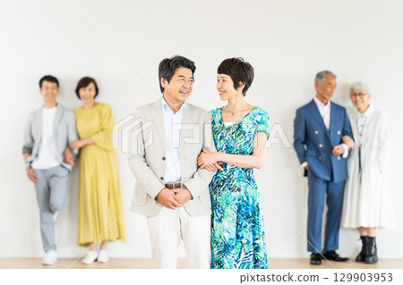 老年夫婦，中年男女 129903953