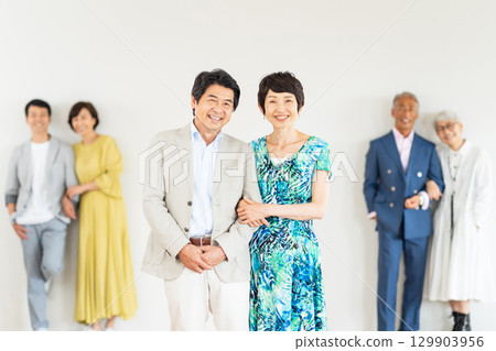 老年夫婦手牽手 129903956