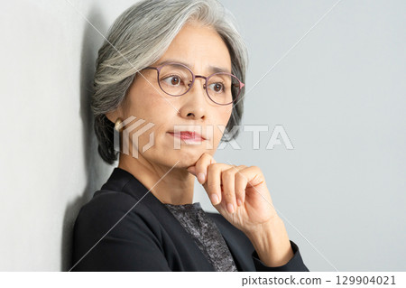 Senior woman worries 129904021