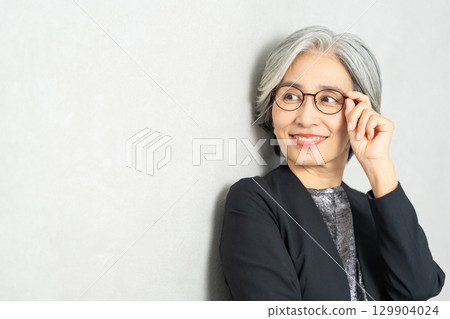 穿著西裝的微笑高級女士 129904024
