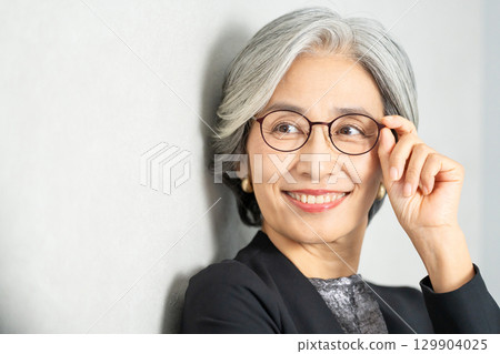 穿著西裝的微笑高級女士 129904025