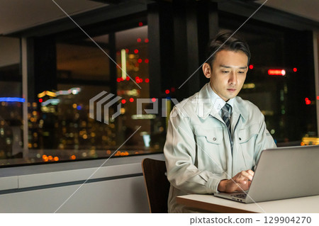 一位身穿工作服的商人正在操作個人電腦 129904270