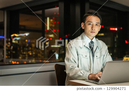 一位身穿工作服的商人正在操作個人電腦 129904271