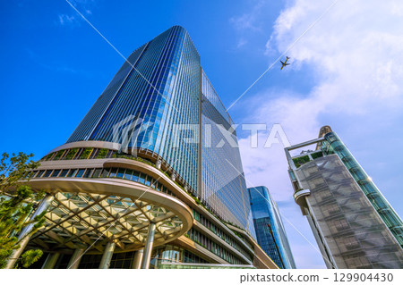 日本東京城市景觀:罕見景象:飛機飛過......高輪門戶城市上空酷熱、雲層密布 = 8 月 21 日 日本東京城市景觀:罕見景象:飛機飛過......高輪門戶城市上空酷熱、雲層密布 = 8 月 21 日 129904430