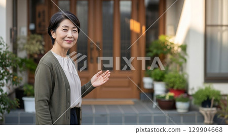 一位友善微笑的日本女性肖像 129904668