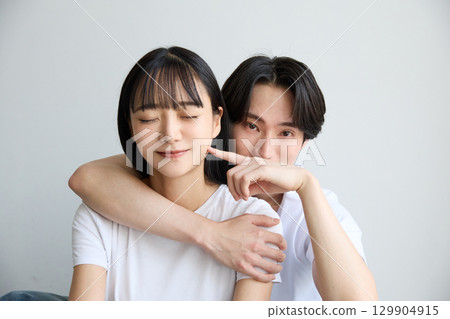 Beauty portraits of young Asian men and women 129904915