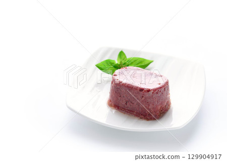 鹹牛肉放在白色盤子裡 — — 一種增強口感和食慾的食物形象 129904917