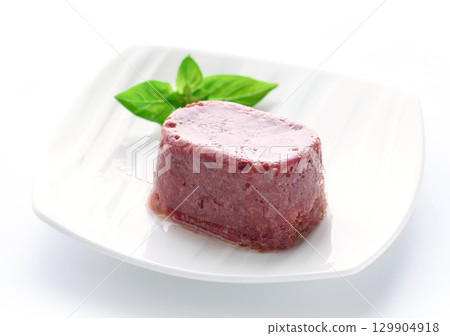 鹹牛肉放在白色盤子裡 — — 一種增強口感和食慾的食物形象 129904918