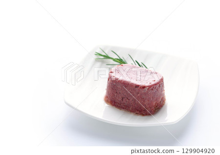 鹹牛肉放在白色盤子裡 — — 一種增強口感和食慾的食物形象 鹹牛肉放在白色盤子裡 — — 一種增強口感和食慾的食物形象 129904920