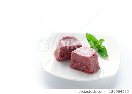 Corned beef served on a white plate - a food image that enhances the texture and appetite 129904923