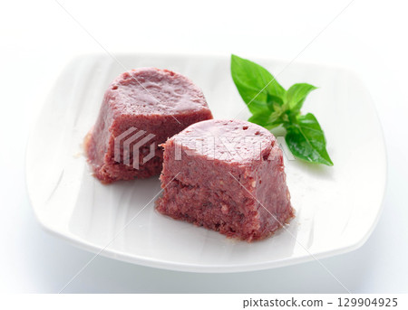 Corned beef served on a white plate - a food image that enhances the texture and appetite 129904925