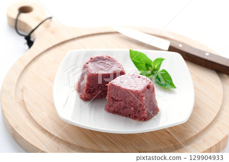 鹹牛肉放在白色盤子裡 — — 一種增強口感和食慾的食物形象 129904933