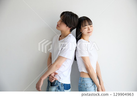 Beauty portraits of young Asian men and women 129904963