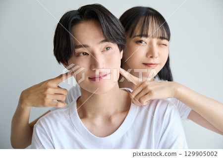 Beauty portraits of young Asian men and women 129905002