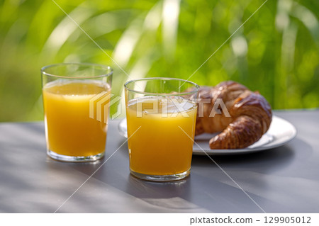 orange juice and croissant 129905012