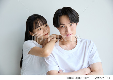 Beauty portraits of young Asian men and women 129905024