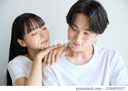 Beauty portraits of young Asian men and women 129905027