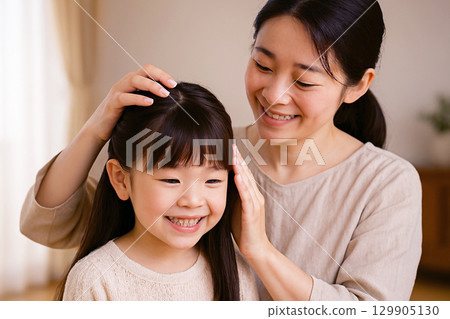 女孩正在做頭髮 女孩正在做頭髮 129905130