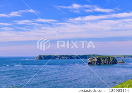 Under the blue sky, the view of Kenbokki Island and the Pacific Ocean from Cape Azechi in Hama-naka Town 129905154
