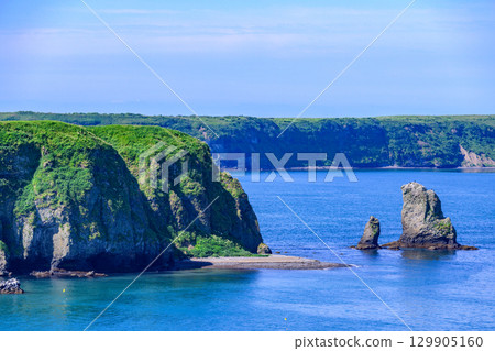 藍天下，從濱中町的阿澤奇岬眺望劍木島和太平洋 129905160