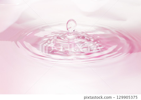 Drops of water falling on the surface of the water. 129905375