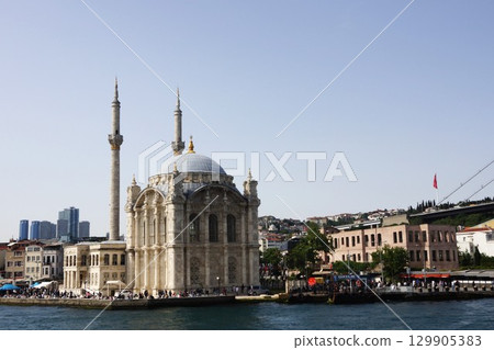 奧塔科伊清真寺在伊斯坦布爾，土耳其 129905383