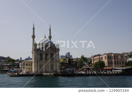 奧塔科伊清真寺在伊斯坦布爾，土耳其 129905384