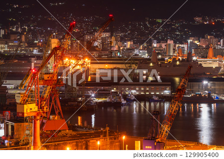 長崎縣佐世保市造船廠的夜景 長崎縣佐世保市造船廠的夜景 129905400