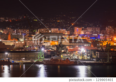長崎縣佐世保市造船廠的夜景 129905401