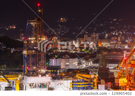 長崎縣佐世保市造船廠的夜景 長崎縣佐世保市造船廠的夜景 129905402