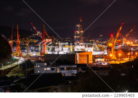 長崎縣佐世保市造船廠的夜景 長崎縣佐世保市造船廠的夜景 129905403