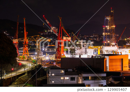 長崎縣佐世保市造船廠的夜景 長崎縣佐世保市造船廠的夜景 129905407