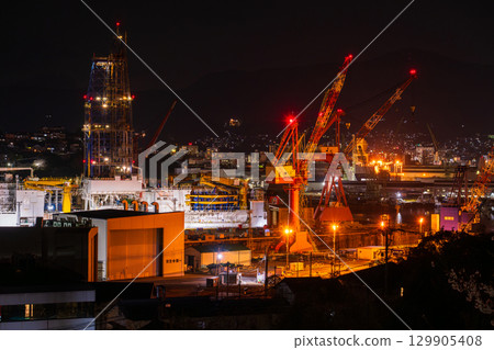 長崎縣佐世保市造船廠的夜景 129905408