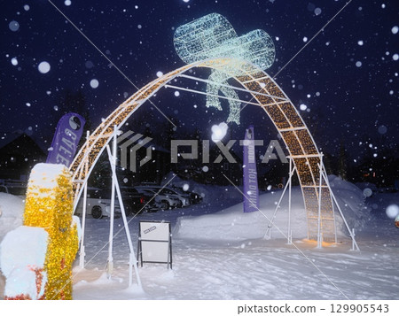 夜晚的新雪谷的燈光裝飾人物 129905543