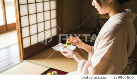 Enjoy elegant Japanese sweets while wearing a kimono 129905609
