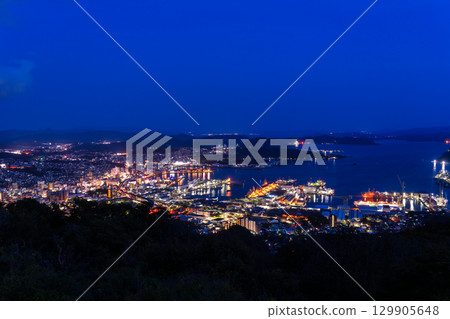 長崎縣佐世保市的夜景和弓張岳瞭望台的景色 129905648