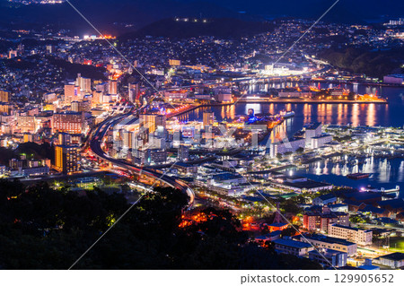 長崎縣佐世保市的夜景和弓張岳瞭望台的景色 129905652