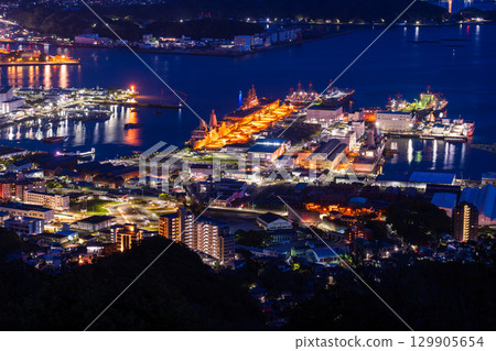 長崎縣佐世保市的夜景和弓張岳瞭望台的景色 129905654