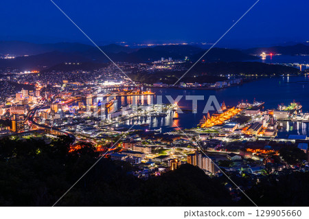 Night view of Sasebo City, Nagasaki Prefecture, and the view from Yumiharidake Observatory 129905660
