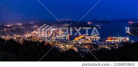 長崎縣佐世保市的夜景和弓張岳瞭望台的景色 129905663