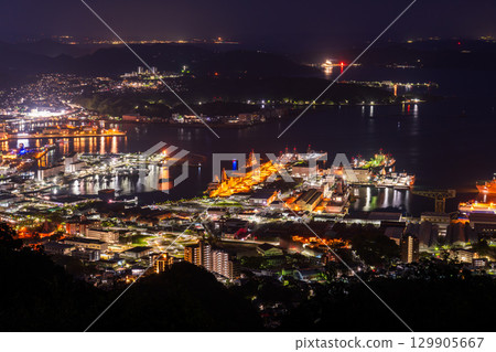 長崎縣佐世保市的夜景和弓張岳瞭望台的景色 129905667