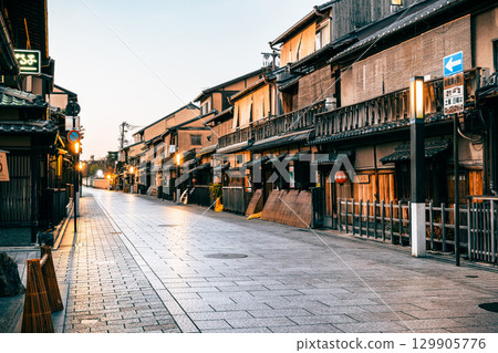 京都的秋天：雨後的祇園花見小路、清晨的景色 129905776