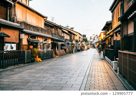Autumn in Kyoto: Gion Hanamikoji after the rain, morning view 129905777