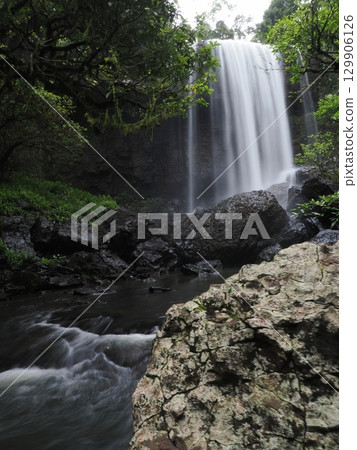 一條白色的絲帶流過岩石－齊利瀑布的下午 129906126