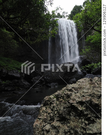 瀑布被岩石環抱的白色腰帶－齊利瀑布的結構之美 II 129906127