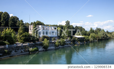 the canal in the city 129906534