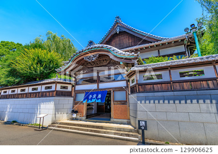 位於東京小金井市的江戶東京建築園(小金湯) 位於東京小金井市的江戶東京建築園(小金湯) 129906625