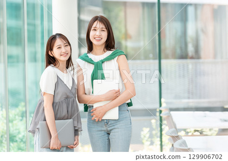 大學生校園生活年輕女子 大學生校園生活年輕女子 129906702